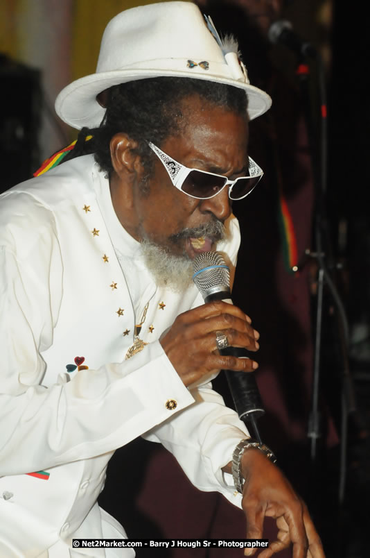 Bunny Wailer & King Yellowman at Bourbon Beach - Monday, February 25, 2008 - Bourbin Beach Restaurant, Bar, Oceanfront Accommodatioins, Live Reggae Music & Disco, Norman Manley Boulevard, Negril, Westmoreland, Jamaica W.I. - Photographs by Net2Market.com - Barry J. Hough Sr, Photographer - Negril Travel Guide, Negril Jamaica WI - http://www.negriltravelguide.com - info@negriltravelguide.com...!