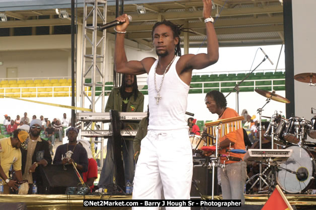 Jah Cure - Cure Fest 2007 - Longing For Concert at Trelawny Multi Purpose Stadium, Trelawny, Jamaica - Sunday, October 14, 2007 - Cure Fest 2007 October 12th-14th, 2007 Presented by Danger Promotions, Iyah Cure Promotions, and Brass Gate Promotions - Alison Young, Publicist - Photographs by Net2Market.com - Barry J. Hough Sr, Photographer - Negril Travel Guide, Negril Jamaica WI - http://www.negriltravelguide.com - info@negriltravelguide.com...!