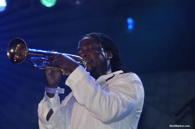 Performances - Air Jamaica Jazz & Blues 2005 - The Art Of Music - Cinnamon Hill Golf Course, Rose Hall, Montego Bay - Negril Travel Guide, Negril Jamaica WI - http://www.negriltravelguide.com - info@negriltravelguide.com...!