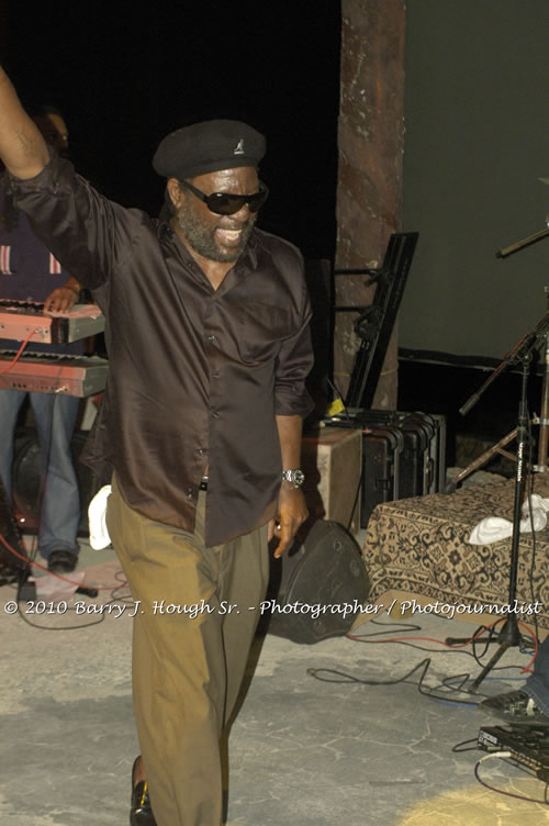 Marcia Griffiths & Edge Michael - Live In Concert - One Love Reggae Concert Series 09/10 @ Negril Escape Resort and Spa, December 29, 2009, One Love Drive, West End, Negril, Westmoreland, Jamaica W.I. - Photographs by Net2Market.com - Barry J. Hough Sr, Photographer/Photojournalist - Negril Travel Guide, Negril Jamaica WI - http://www.negriltravelguide.com - info@negriltravelguide.com...!