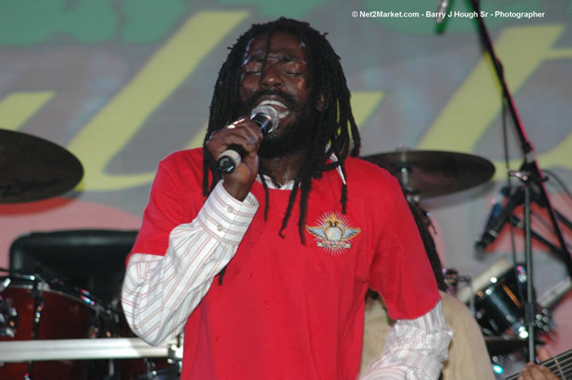 Buju Banton @ Tru-Juice Rebel Salute 2007 - Saturday, January 13, 2007, Port Kaiser Sports Club, St. Elizabeth - Negril Travel Guide, Negril Jamaica WI - http://www.negriltravelguide.com - info@negriltravelguide.com...!