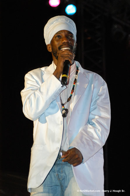 Sizzla - Red Stripe Reggae Sumfest 2005 - Dancehall Night - July 21th, 2005 - Negril Travel Guide, Negril Jamaica WI - http://www.negriltravelguide.com - info@negriltravelguide.com...!