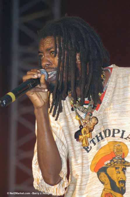 IWayne - Red Stripe Reggae Sumfest 2005 - Dancehall Night - July 21th, 2005 - Negril Travel Guide, Negril Jamaica WI - http://www.negriltravelguide.com - info@negriltravelguide.com...!