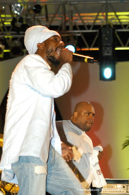 Sizzla - Red Stripe Reggae Sumfest 2005 - Dancehall Night - July 21th, 2005 - Negril Travel Guide, Negril Jamaica WI - http://www.negriltravelguide.com - info@negriltravelguide.com...!