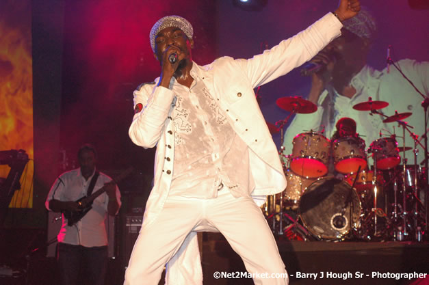 Anthony B - Explosion - Red Stripe Reggae Sumfest 2007 - Thursday, July 19, 2007 - Red Stripe Reggae Sumfest 2007 at Catherine Hall, Montego Bay, St James, Jamaica W.I. - Negril Travel Guide, Negril Jamaica WI - http://www.negriltravelguide.com - info@negriltravelguide.com...!