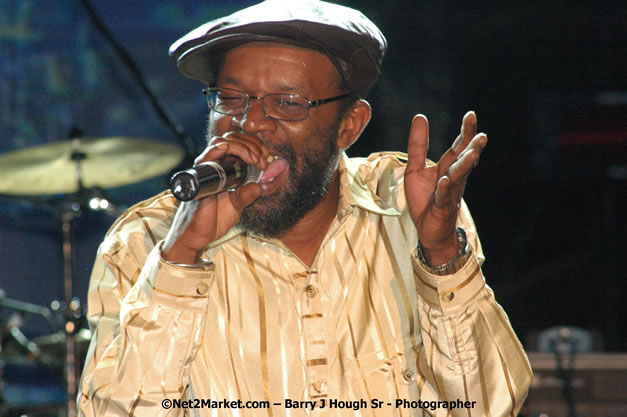 Beres Hammond - Red Stripe Reggae Sumfest 2007 - Zenith - Saturday, July 21, 2007 - Catherine Hall, Montego Bay, St James, Jamaica W.I. - Negril Travel Guide, Negril Jamaica WI - http://www.negriltravelguide.com - info@negriltravelguide.com...!