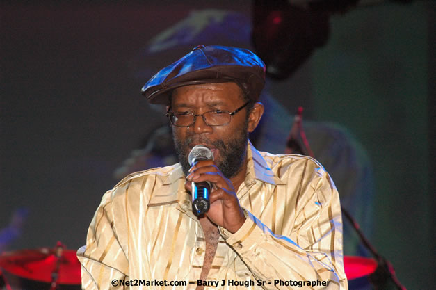 Beres Hammond - Red Stripe Reggae Sumfest 2007 - Zenith - Saturday, July 21, 2007 - Catherine Hall, Montego Bay, St James, Jamaica W.I. - Negril Travel Guide, Negril Jamaica WI - http://www.negriltravelguide.com - info@negriltravelguide.com...!