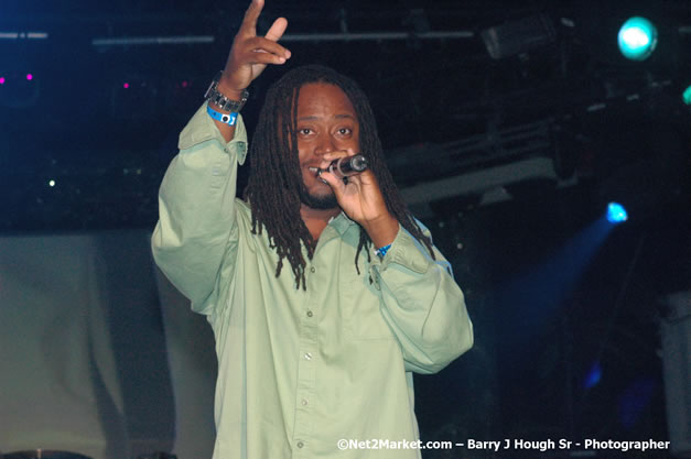 Dwayne Stephenson - Red Stripe Reggae Sumfest 2007 - Zenith - Saturday, July 21, 2007 - Catherine Hall, Montego Bay, St James, Jamaica W.I. - Negril Travel Guide, Negril Jamaica WI - http://www.negriltravelguide.com - info@negriltravelguide.com...!