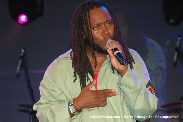 Dwayne Stephenson - Red Stripe Reggae Sumfest 2007 - Zenith - Saturday, July 21, 2007 - Catherine Hall, Montego Bay, St James, Jamaica W.I. - Negril Travel Guide, Negril Jamaica WI - http://www.negriltravelguide.com - info@negriltravelguide.com...!