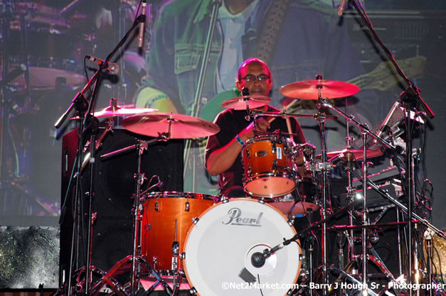 Lloyd Parks & We The People Band - Red Stripe Reggae Sumfest 2007 - Zenith - Saturday, July 21, 2007 - Catherine Hall, Montego Bay, St James, Jamaica W.I. - Negril Travel Guide, Negril Jamaica WI - http://www.negriltravelguide.com - info@negriltravelguide.com...!