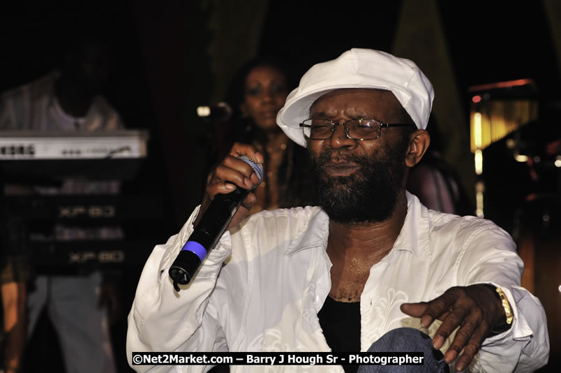 Beres Hammond @ Red Stripe Reggae Sumfest 2008 International Night 2, Catherine Hall, Montego Bay - Saturday, July 19, 2008 - Reggae Sumfest 2008 July 13 - July 19, 2008 - Photographs by Net2Market.com - Barry J. Hough Sr. Photojournalist/Photograper - Photographs taken with a Nikon D300 - Negril Travel Guide, Negril Jamaica WI - http://www.negriltravelguide.com - info@negriltravelguide.com...!