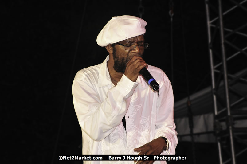 Beres Hammond @ Red Stripe Reggae Sumfest 2008 International Night 2, Catherine Hall, Montego Bay - Saturday, July 19, 2008 - Reggae Sumfest 2008 July 13 - July 19, 2008 - Photographs by Net2Market.com - Barry J. Hough Sr. Photojournalist/Photograper - Photographs taken with a Nikon D300 - Negril Travel Guide, Negril Jamaica WI - http://www.negriltravelguide.com - info@negriltravelguide.com...!