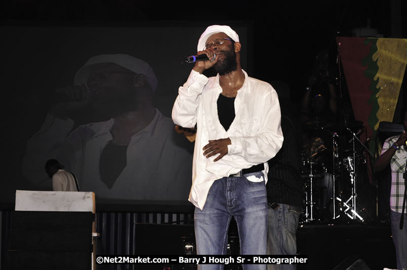 Beres Hammond @ Red Stripe Reggae Sumfest 2008 International Night 2, Catherine Hall, Montego Bay - Saturday, July 19, 2008 - Reggae Sumfest 2008 July 13 - July 19, 2008 - Photographs by Net2Market.com - Barry J. Hough Sr. Photojournalist/Photograper - Photographs taken with a Nikon D300 - Negril Travel Guide, Negril Jamaica WI - http://www.negriltravelguide.com - info@negriltravelguide.com...!