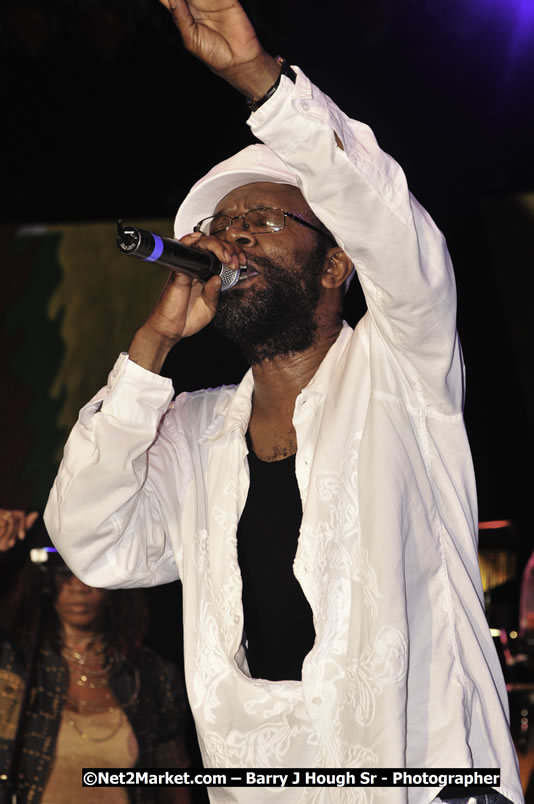 Beres Hammond @ Red Stripe Reggae Sumfest 2008 International Night 2, Catherine Hall, Montego Bay - Saturday, July 19, 2008 - Reggae Sumfest 2008 July 13 - July 19, 2008 - Photographs by Net2Market.com - Barry J. Hough Sr. Photojournalist/Photograper - Photographs taken with a Nikon D300 - Negril Travel Guide, Negril Jamaica WI - http://www.negriltravelguide.com - info@negriltravelguide.com...!