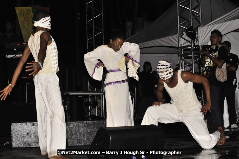 Etana @ Red Stripe Reggae Sumfest 2008 International Night 2, Catherine Hall, Montego Bay - Saturday, July 19, 2008 - Reggae Sumfest 2008 July 13 - July 19, 2008 - Photographs by Net2Market.com - Barry J. Hough Sr. Photojournalist/Photograper - Photographs taken with a Nikon D300 - Negril Travel Guide, Negril Jamaica WI - http://www.negriltravelguide.com - info@negriltravelguide.com...!