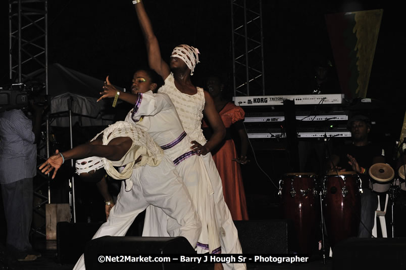 Etana @ Red Stripe Reggae Sumfest 2008 International Night 2, Catherine Hall, Montego Bay - Saturday, July 19, 2008 - Reggae Sumfest 2008 July 13 - July 19, 2008 - Photographs by Net2Market.com - Barry J. Hough Sr. Photojournalist/Photograper - Photographs taken with a Nikon D300 - Negril Travel Guide, Negril Jamaica WI - http://www.negriltravelguide.com - info@negriltravelguide.com...!