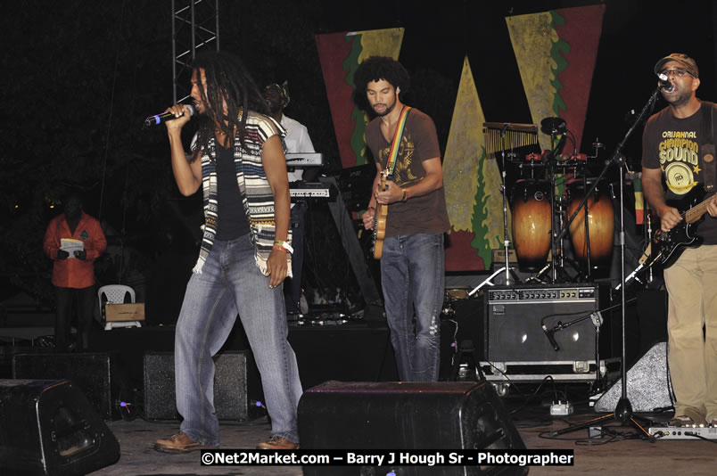 Rootz Underground @ Red Stripe Reggae Sumfest 2008 International Night 2, Catherine Hall, Montego Bay - Saturday, July 19, 2008 - Reggae Sumfest 2008 July 13 - July 19, 2008 - Photographs by Net2Market.com - Barry J. Hough Sr. Photojournalist/Photograper - Photographs taken with a Nikon D300 - Negril Travel Guide, Negril Jamaica WI - http://www.negriltravelguide.com - info@negriltravelguide.com...!