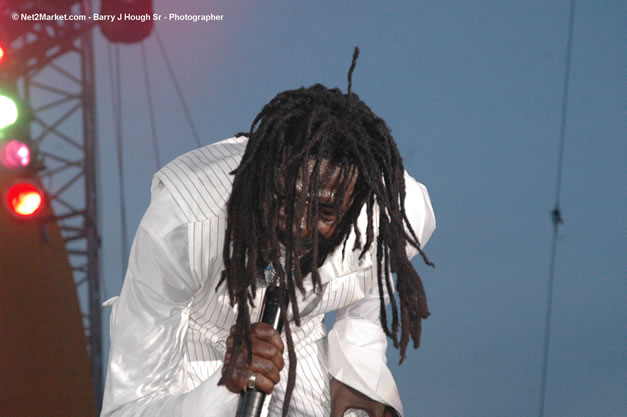 Buju Banton - Red Stripe Reggae Sumfest 2006 - The Summit - Jamaica's Greatest, The World's Best - Saturday, July 22, 2006 - Montego Bay, Jamaica - Negril Travel Guide, Negril Jamaica WI - http://www.negriltravelguide.com - info@negriltravelguide.com...!