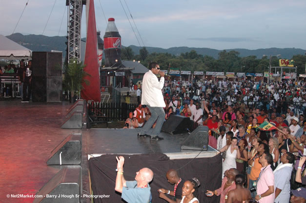 Buju Banton - Red Stripe Reggae Sumfest 2006 - The Summit - Jamaica's Greatest, The World's Best - Saturday, July 22, 2006 - Montego Bay, Jamaica - Negril Travel Guide, Negril Jamaica WI - http://www.negriltravelguide.com - info@negriltravelguide.com...!