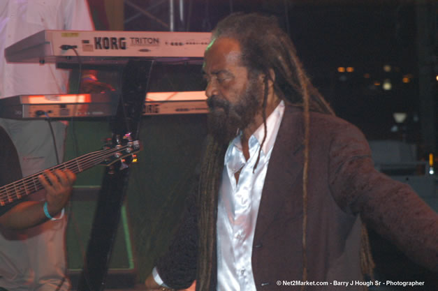 John Holt Recipient of Reggae Sumfest Lifetime Award - Ignition - The Internation Fire Blazes - Friday, July 21, 2006 - Montego Bay, Jamaica - Negril Travel Guide, Negril Jamaica WI - http://www.negriltravelguide.com - info@negriltravelguide.com...!