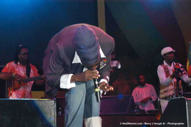 Sizzla - Ignition - The Internation Fire Blazes - Friday, July 21, 2006 - Montego Bay, Jamaica - Negril Travel Guide, Negril Jamaica WI - http://www.negriltravelguide.com - info@negriltravelguide.com...!