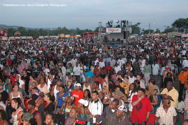 Venue - Audience at Red Stripe Reggae Sumfest 2006 - The Summit - Jamaica's Greatest, The World's Best - Saturday, July 22, 2006 - Montego Bay, Jamaica - Negril Travel Guide, Negril Jamaica WI - http://www.negriltravelguide.com - info@negriltravelguide.com...!