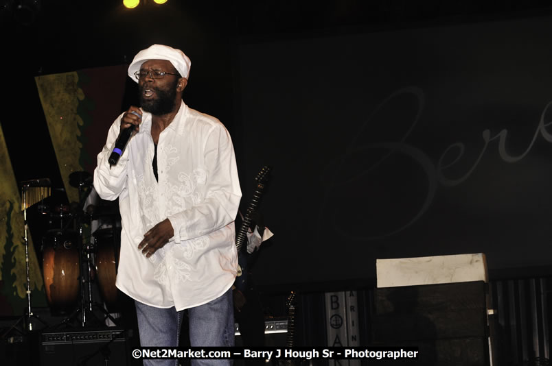 Beres Hammond @ Reggae Sumfest 2008 International Night 2, Catherine Hall, Montego Bay - Saturday, July 19, 2008 - Reggae Sumfest 2008 July 13 - July 19, 2008 - Photographs by Net2Market.com - Barry J. Hough Sr. Photojournalist/Photograper - Photographs taken with a Nikon D300 - Negril Travel Guide, Negril Jamaica WI - http://www.negriltravelguide.com - info@negriltravelguide.com...!