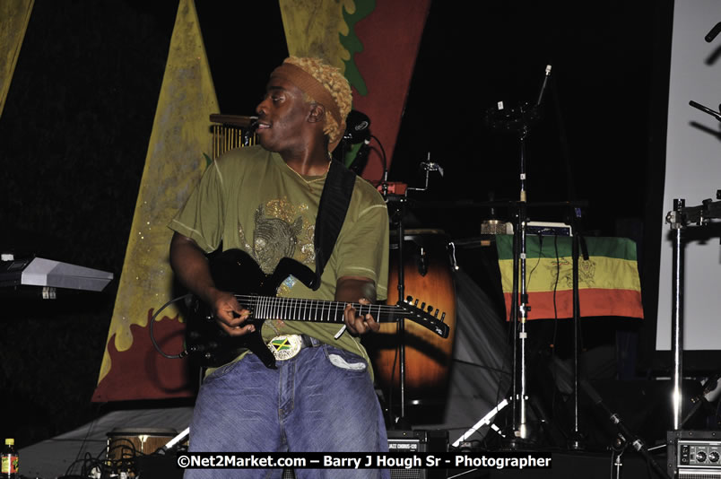 Bonafide @ Reggae Sumfest 2008 International Night 2, Catherine Hall, Montego Bay - Saturday, July 19, 2008 - Reggae Sumfest 2008 July 13 - July 19, 2008 - Photographs by Net2Market.com - Barry J. Hough Sr. Photojournalist/Photograper - Photographs taken with a Nikon D300 - Negril Travel Guide, Negril Jamaica WI - http://www.negriltravelguide.com - info@negriltravelguide.com...!