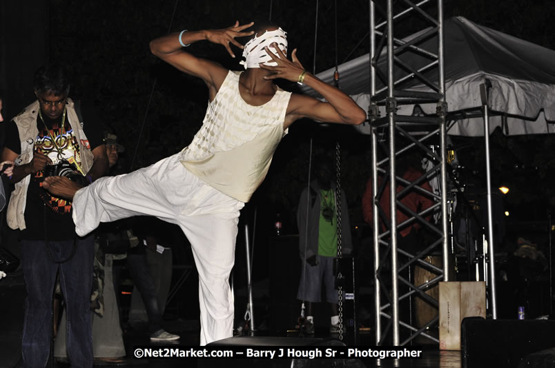 Etana @ Reggae Sumfest 2008 International Night 2, Catherine Hall, Montego Bay - Saturday, July 19, 2008 - Reggae Sumfest 2008 July 13 - July 19, 2008 - Photographs by Net2Market.com - Barry J. Hough Sr. Photojournalist/Photograper - Photographs taken with a Nikon D300 - Negril Travel Guide, Negril Jamaica WI - http://www.negriltravelguide.com - info@negriltravelguide.com...!