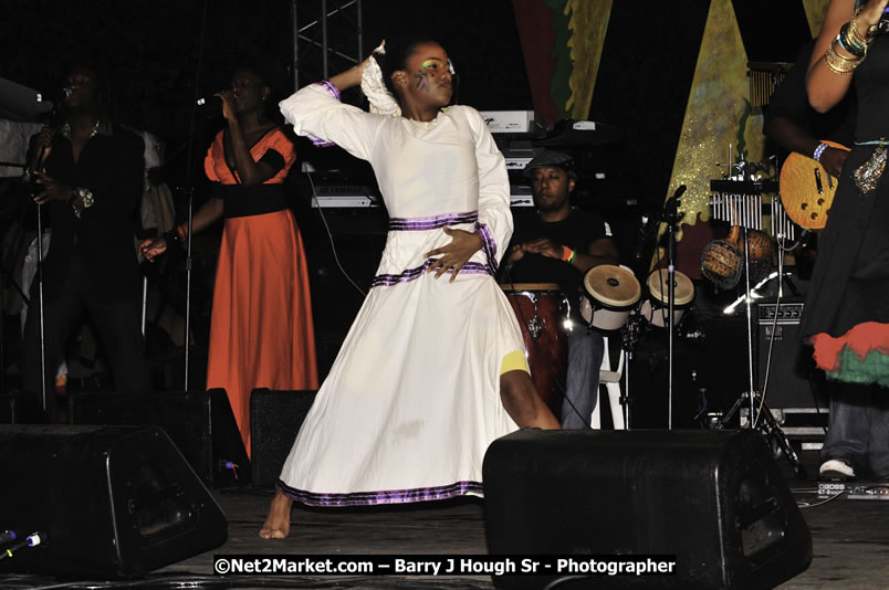 Etana @ Reggae Sumfest 2008 International Night 2, Catherine Hall, Montego Bay - Saturday, July 19, 2008 - Reggae Sumfest 2008 July 13 - July 19, 2008 - Photographs by Net2Market.com - Barry J. Hough Sr. Photojournalist/Photograper - Photographs taken with a Nikon D300 - Negril Travel Guide, Negril Jamaica WI - http://www.negriltravelguide.com - info@negriltravelguide.com...!