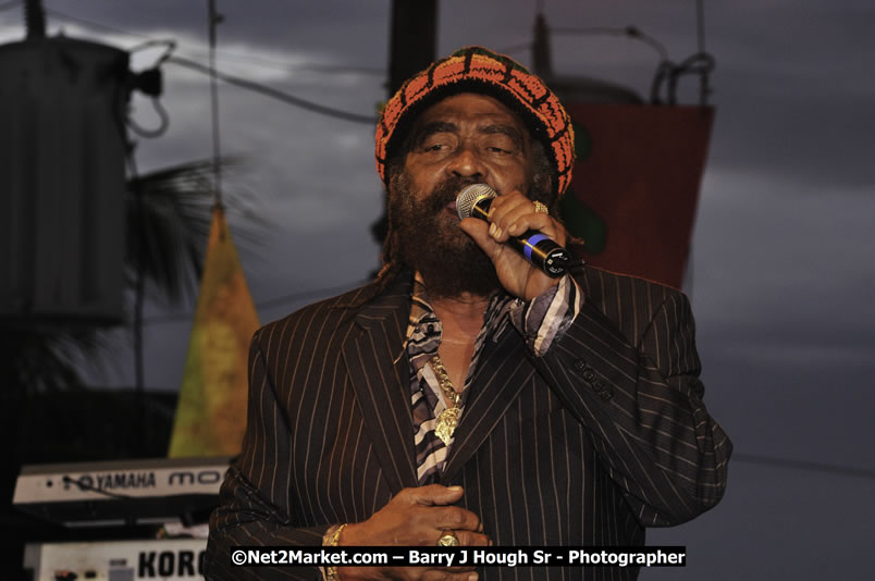 John Holt @ Reggae Sumfest 2008 International Night 2, Catherine Hall, Montego Bay - Saturday, July 19, 2008 - Reggae Sumfest 2008 July 13 - July 19, 2008 - Photographs by Net2Market.com - Barry J. Hough Sr. Photojournalist/Photograper - Photographs taken with a Nikon D300 - Negril Travel Guide, Negril Jamaica WI - http://www.negriltravelguide.com - info@negriltravelguide.com...!