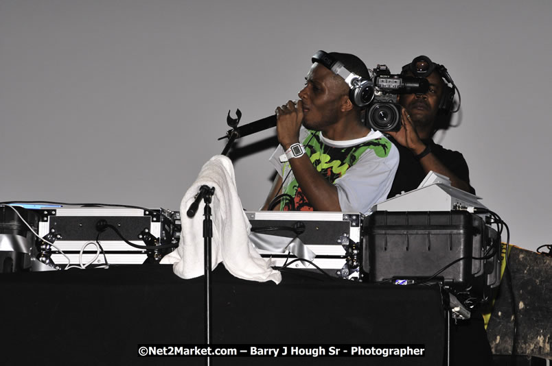 T - Pain @ Reggae Sumfest 2008 International Night 2, Catherine Hall, Montego Bay - Saturday, July 19, 2008 - Reggae Sumfest 2008 July 13 - July 19, 2008 - Photographs by Net2Market.com - Barry J. Hough Sr. Photojournalist/Photograper - Photographs taken with a Nikon D300 - Negril Travel Guide, Negril Jamaica WI - http://www.negriltravelguide.com - info@negriltravelguide.com...!