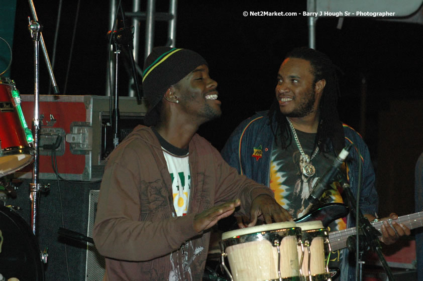 Etana - Smile Jamaica, Nine Miles, St Anns, Jamaica - Saturday, February 10, 2007 - The Smile Jamaica Concert, a symbolic homecoming in Bob Marley's birthplace of Nine Miles - Negril Travel Guide, Negril Jamaica WI - http://www.negriltravelguide.com - info@negriltravelguide.com...!