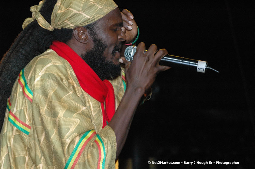 History Man - Smile Jamaica, Nine Miles, St Anns, Jamaica - Saturday, February 10, 2007 - The Smile Jamaica Concert, a symbolic homecoming in Bob Marley's birthplace of Nine Miles - Negril Travel Guide, Negril Jamaica WI - http://www.negriltravelguide.com - info@negriltravelguide.com...!