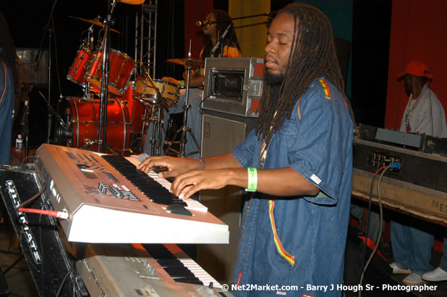 Live Wyah Band - Smile Jamaica, Nine Miles, St Anns, Jamaica - Saturday, February 10, 2007 - The Smile Jamaica Concert, a symbolic homecoming in Bob Marley's birthplace of Nine Miles - Negril Travel Guide, Negril Jamaica WI - http://www.negriltravelguide.com - info@negriltravelguide.com...!