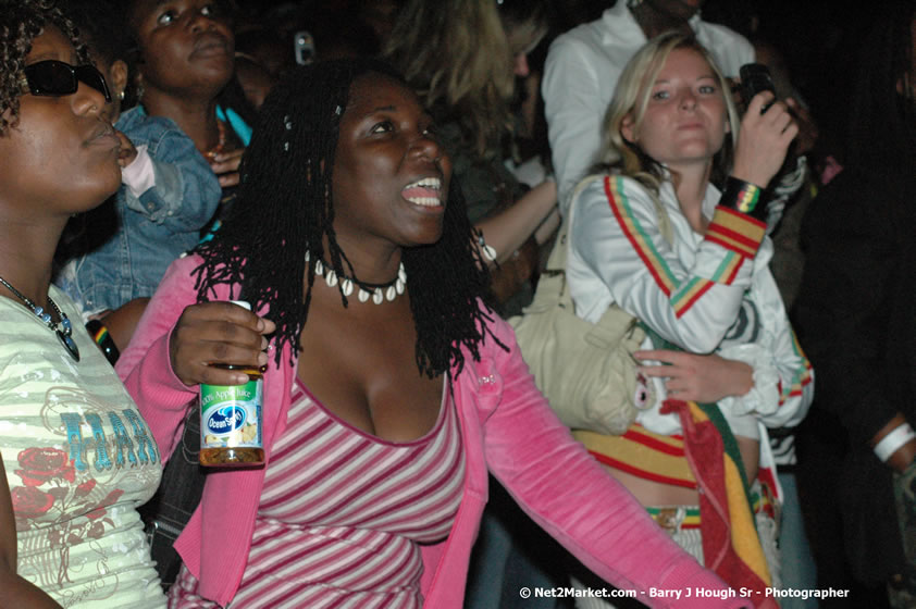 Venue and Audience - Smile Jamaica, Nine Miles, St Anns, Jamaica - Saturday, February 10, 2007 - The Smile Jamaica Concert, a symbolic homecoming in Bob Marley's birthplace of Nine Miles - Negril Travel Guide, Negril Jamaica WI - http://www.negriltravelguide.com - info@negriltravelguide.com...!