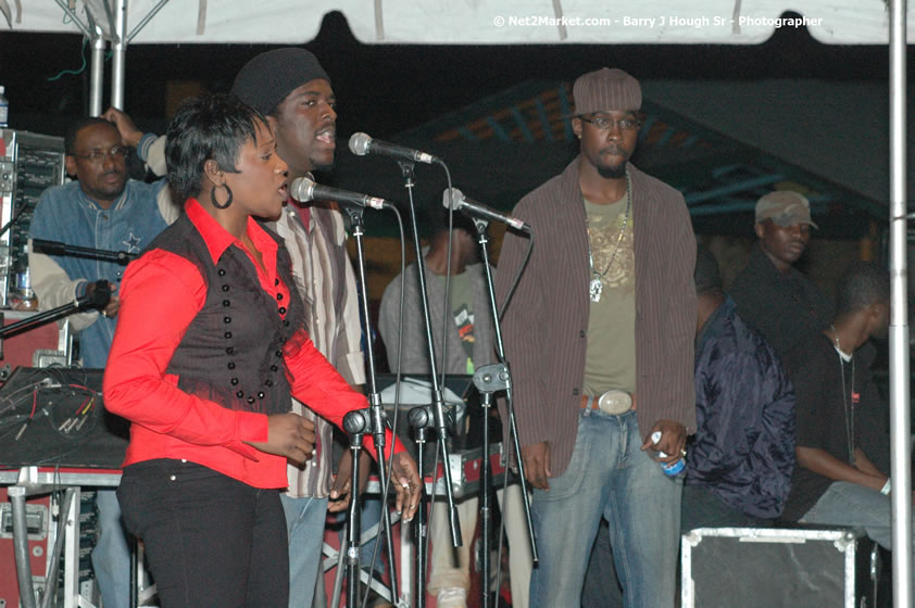 Wayne Marshall - Smile Jamaica, Nine Miles, St Anns, Jamaica - Saturday, February 10, 2007 - The Smile Jamaica Concert, a symbolic homecoming in Bob Marley's birthplace of Nine Miles - Negril Travel Guide, Negril Jamaica WI - http://www.negriltravelguide.com - info@negriltravelguide.com...!