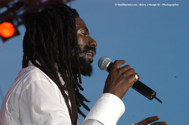 Buju Banton - Red Stripe Reggae Sumfest 2006 - The Summit - Jamaica's Greatest, The World's Best - Saturday, July 22, 2006 - Montego Bay, Jamaica - Negril Travel Guide, Negril Jamaica WI - http://www.negriltravelguide.com - info@negriltravelguide.com...!