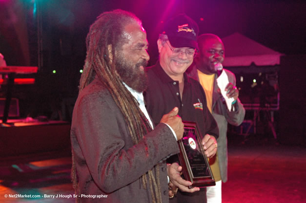 John Holt Recipient of Reggae Sumfest Lifetime Award - Ignition - The Internation Fire Blazes - Friday, July 21, 2006 - Montego Bay, Jamaica - Negril Travel Guide, Negril Jamaica WI - http://www.negriltravelguide.com - info@negriltravelguide.com...!