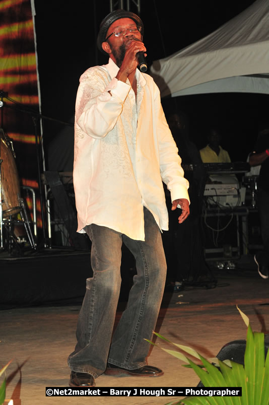 Beres Hammond @ Unite The People An International Reggae Fest, Featuring: Beres Hammond, Coco T, Queen Ifrica, Khalil, Cameal Davis, Iley Dread, Rochelle, Geoffrey Star, Ras Penco, Kool DeLoy, Otis Gayle, J.McKay, Tiney Winey, Venue at Norman Manley Boulevard, Negril, Westmoreland, Jamaica - Saturday, April 4, 2009 - Photographs by Net2Market.com - Barry J. Hough Sr, Photographer/Photojournalist - Negril Travel Guide, Negril Jamaica WI - http://www.negriltravelguide.com - info@negriltravelguide.com...!