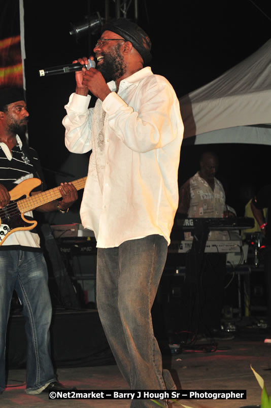 Beres Hammond @ Unite The People An International Reggae Fest, Featuring: Beres Hammond, Coco T, Queen Ifrica, Khalil, Cameal Davis, Iley Dread, Rochelle, Geoffrey Star, Ras Penco, Kool DeLoy, Otis Gayle, J.McKay, Tiney Winey, Venue at Norman Manley Boulevard, Negril, Westmoreland, Jamaica - Saturday, April 4, 2009 - Photographs by Net2Market.com - Barry J. Hough Sr, Photographer/Photojournalist - Negril Travel Guide, Negril Jamaica WI - http://www.negriltravelguide.com - info@negriltravelguide.com...!